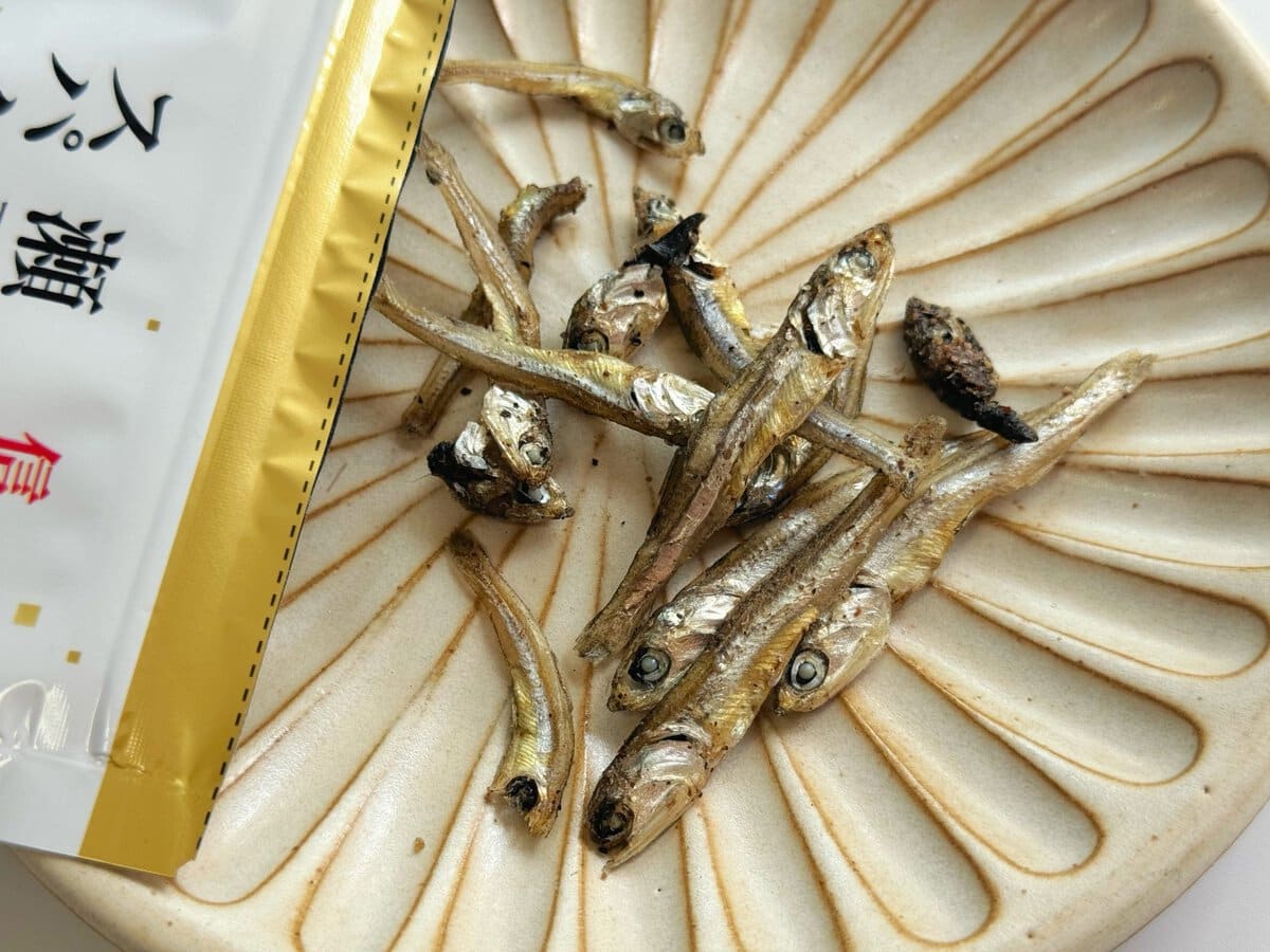 硬すぎず噛むほどに旨みがじわっとあふれるやわらかにぼしに、スパイシーな調味料がしっかり絡んでいます。魚の苦味は控えめで、ピリッとしたスパイス感と絶妙な塩気がクセになり、ビールやサワーが進むこと間違いなし!魚のカルシウムも手軽に摂れる、優秀すぎるおつまみです。