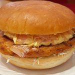 コメダ新作バーガーはお好み焼き！？「これうますぎ」「食べきれない」話題の逆写真詐欺級バーガーを実食レポート