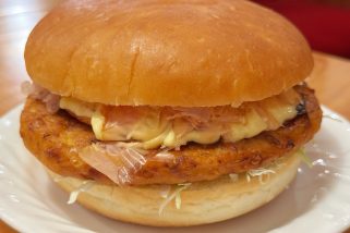 【コメダがまた“逆写真詐欺”】千房監修「お好み焼バーガー」がデカすぎ！1,000円に躊躇も届いて納得、先入観を吹き飛ばす“沼るウマさ”を実食レポート