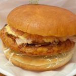 どっしりと風格のあるビジュアルの「お好み焼バーガー」