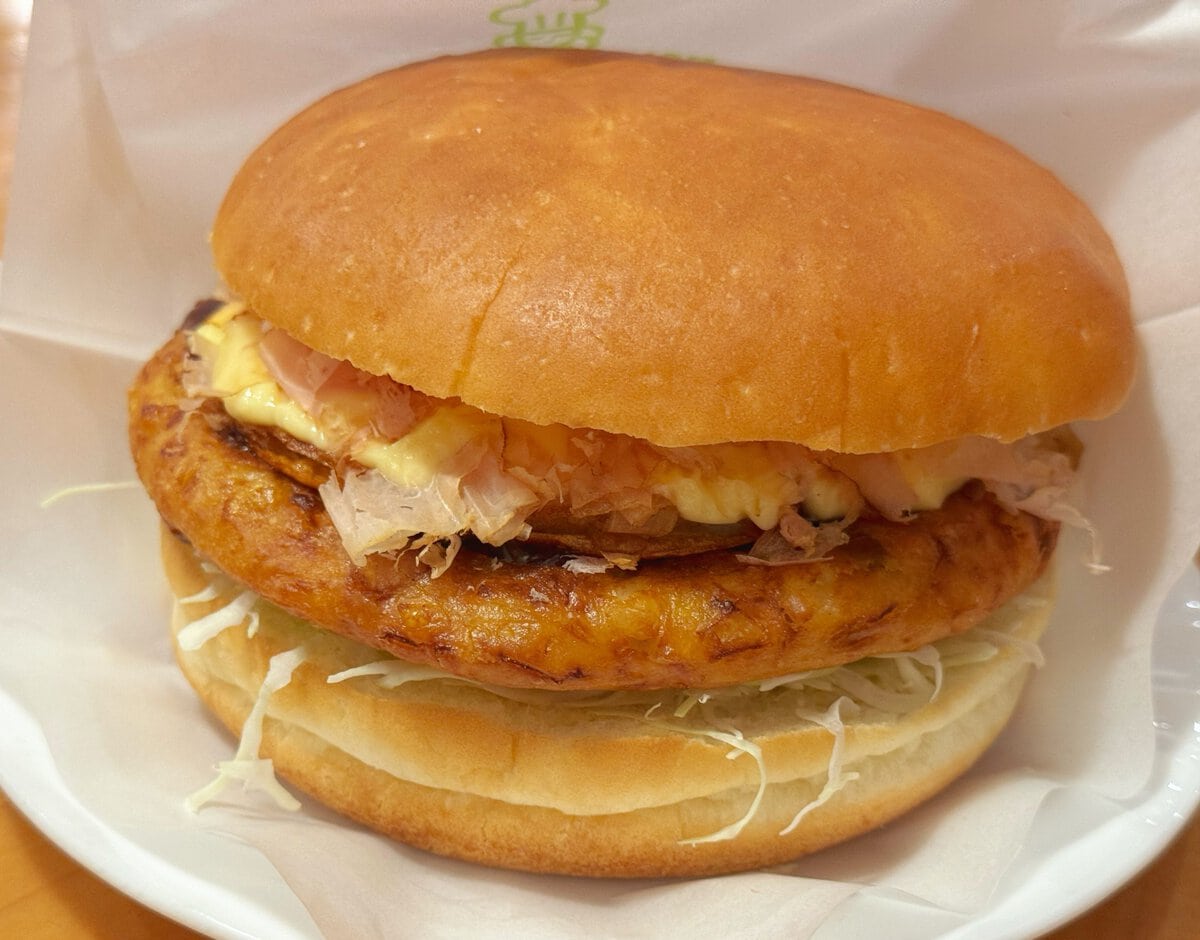 どっしりと風格のあるビジュアルの「お好み焼バーガー」