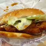 「揚げ×てりやき」の背徳感溢れるチキンバーガー