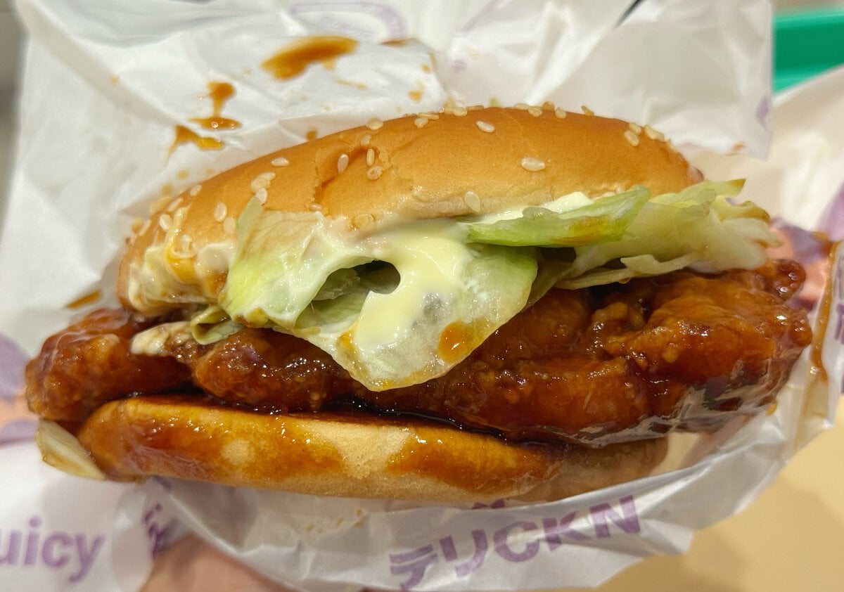 「揚げ×てりやき」の背徳感溢れるチキンバーガー