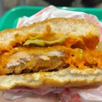 やみつきになる旨辛チキンバーガー