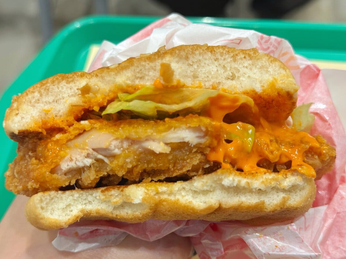 やみつきになる旨辛チキンバーガー
