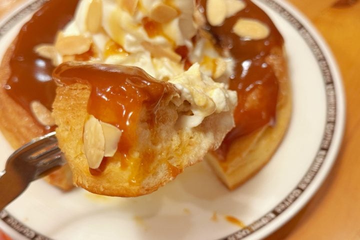 「濃厚キャラメルに溺れる…」コメダの新作シロノワールは卓上のアレでうまさ倍増!味変の裏ワザをグルメライターが実食レポ