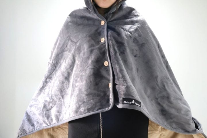 【ワークマンにも負けない!?】室内の暖房服としても優秀!コメリの2,980円「着るアウトドアブランケット」の実力をガチ検証