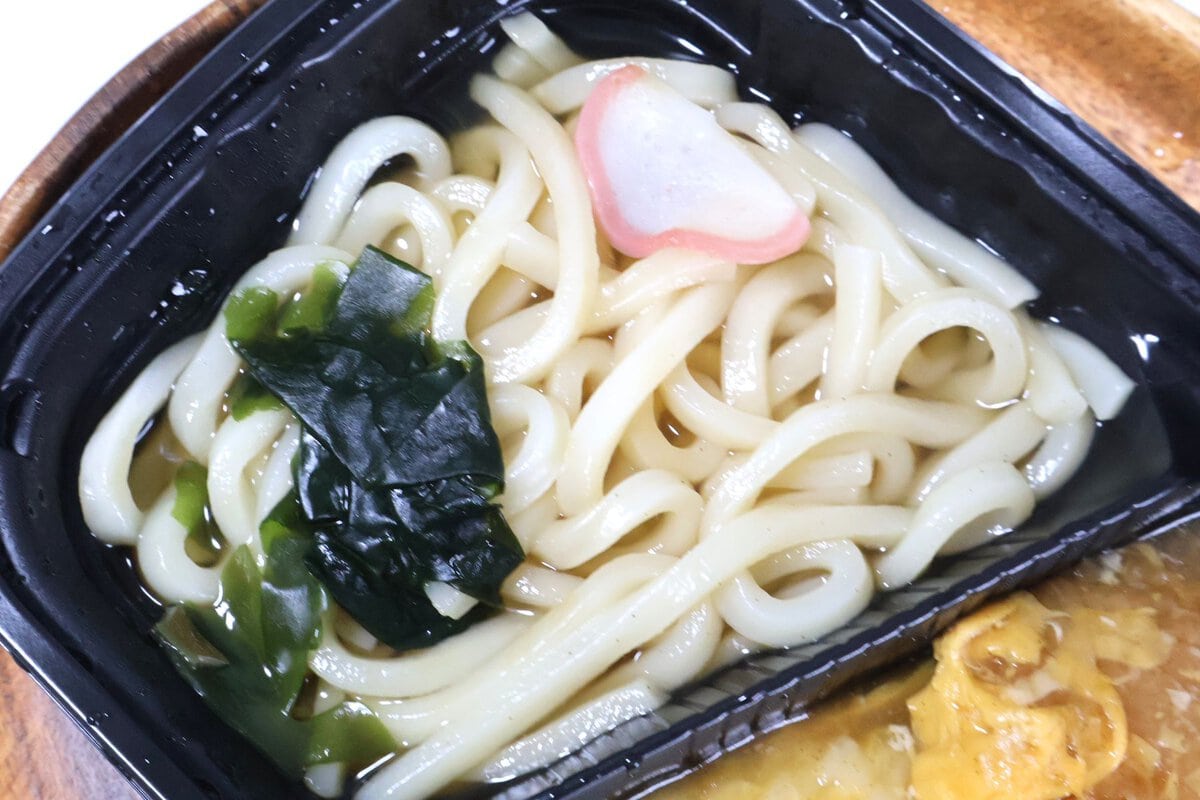 わかめ入りぶっかけうどん