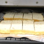 半分の厚みにスライスしカリッと焼く