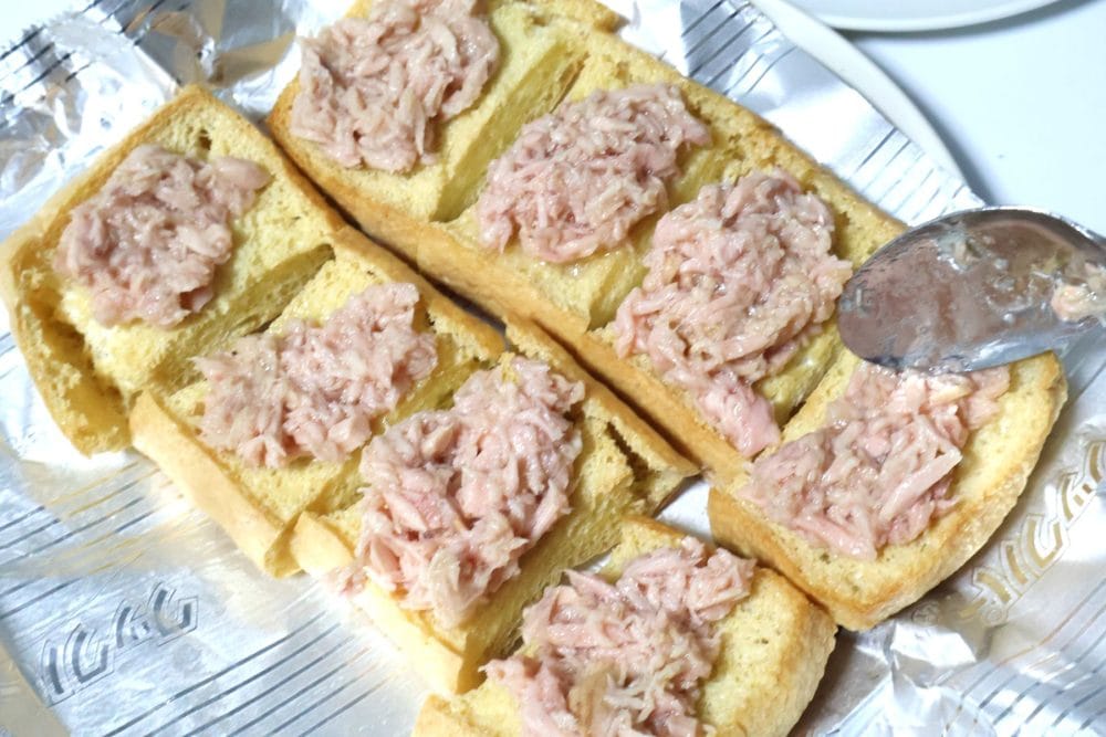 「ごろっとツナフレーク」　を乗せていく
