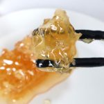 蜂の巣は箸で簡単にカットできるほど柔らかい