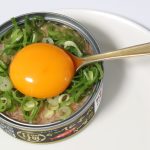 卵黄をトッピング