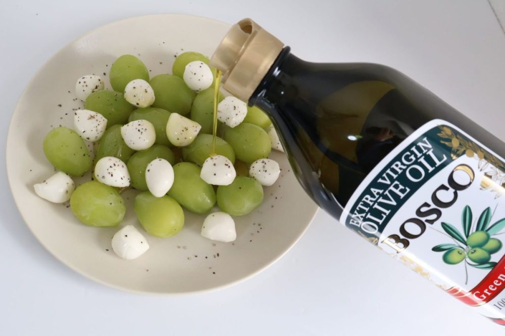 BOSCO エキストラバージンオリーブオイルをシャインマスカット×モッツァレラチーズにかける