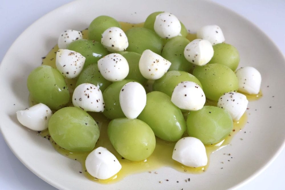 BOSCO エキストラバージンオリーブオイルをシャインマスカット×モッツァレラチーズにかける