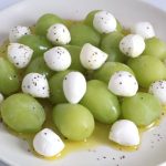 BOSCO エキストラバージンオリーブオイルをシャインマスカット×モッツァレラチーズにかける