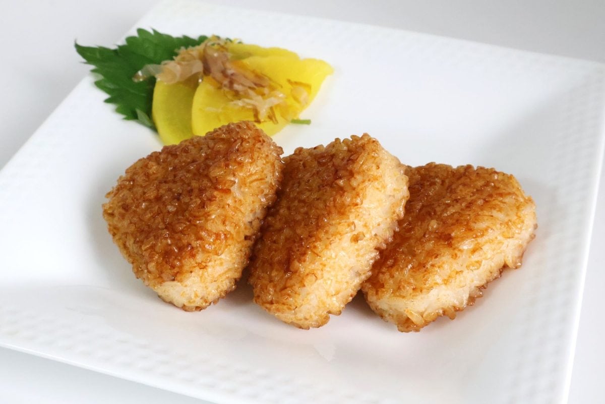 BOSCO エキストラバージンオリーブオイルを冷凍焼きおにぎりにかける