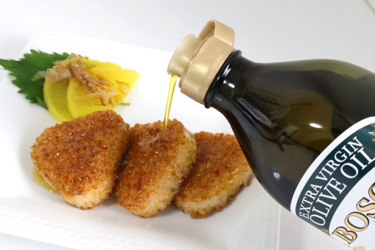BOSCO エキストラバージンオリーブオイルを冷凍焼きおにぎりにかける