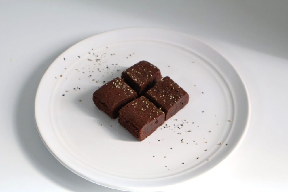 BOSCO エキストラバージンオリーブオイルをコンビニガトーショコラにかける