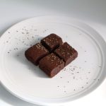 BOSCO エキストラバージンオリーブオイルをコンビニガトーショコラにかける