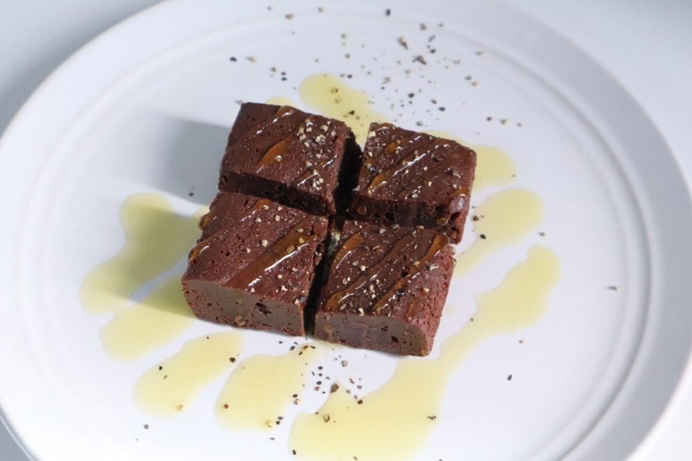 BOSCO エキストラバージンオリーブオイルをコンビニガトーショコラにかける