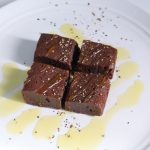 BOSCO エキストラバージンオリーブオイルをコンビニガトーショコラにかける