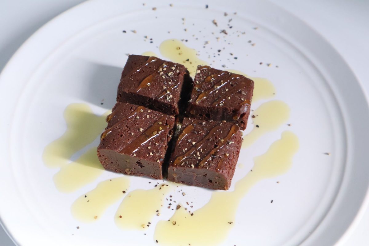 BOSCO エキストラバージンオリーブオイルをコンビニガトーショコラにかける