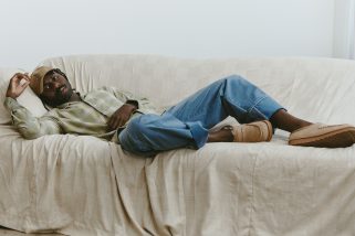 【UGG×JWアンダーソン初コラボ】定番名作がローファー風に劇的進化！上質ステッチと快適な履き心地を両立した注目フットウェア2型