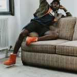 本コレクションのキャンペーンには、ミュージシャン兼プロデューサーのデヴ・ハインズが登場