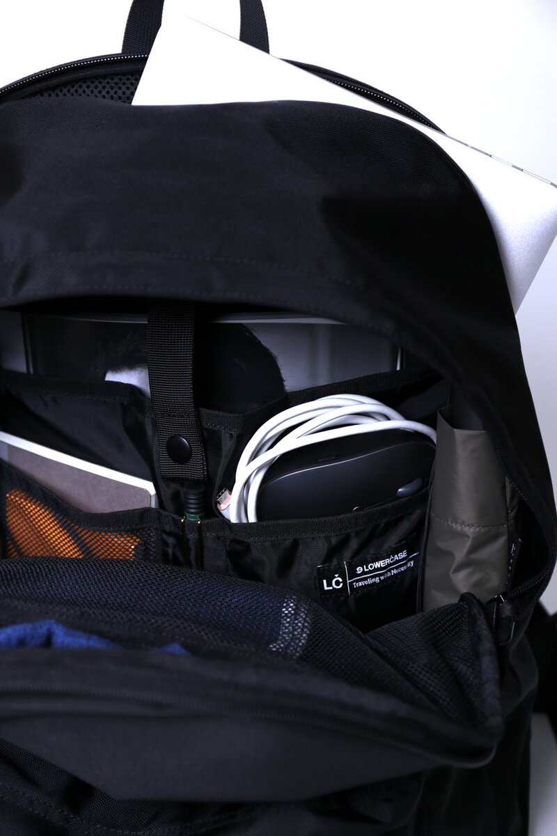メインコンパートメントにはノートPCをはじめ、ガジェット類やノートなどの小物を難なく整理整頓して収納可能