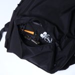 フロントには、サッと出し入れしたい貴重品や小物を小分け収納できるジップポケットも完備