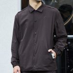 左腰ポケット内にジャケット自体を折りたたんで収納できる「ポケッタブル構造」を採用しており、コンパクトに持ち運べる