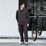 セットアップで着用してみると、これがワークウェアだとは思えないほどスマートで都会的なシルエット