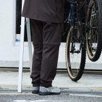 セットアップで着用してみると、これがワークウェアだとは思えないほどスマートで都会的なシルエット