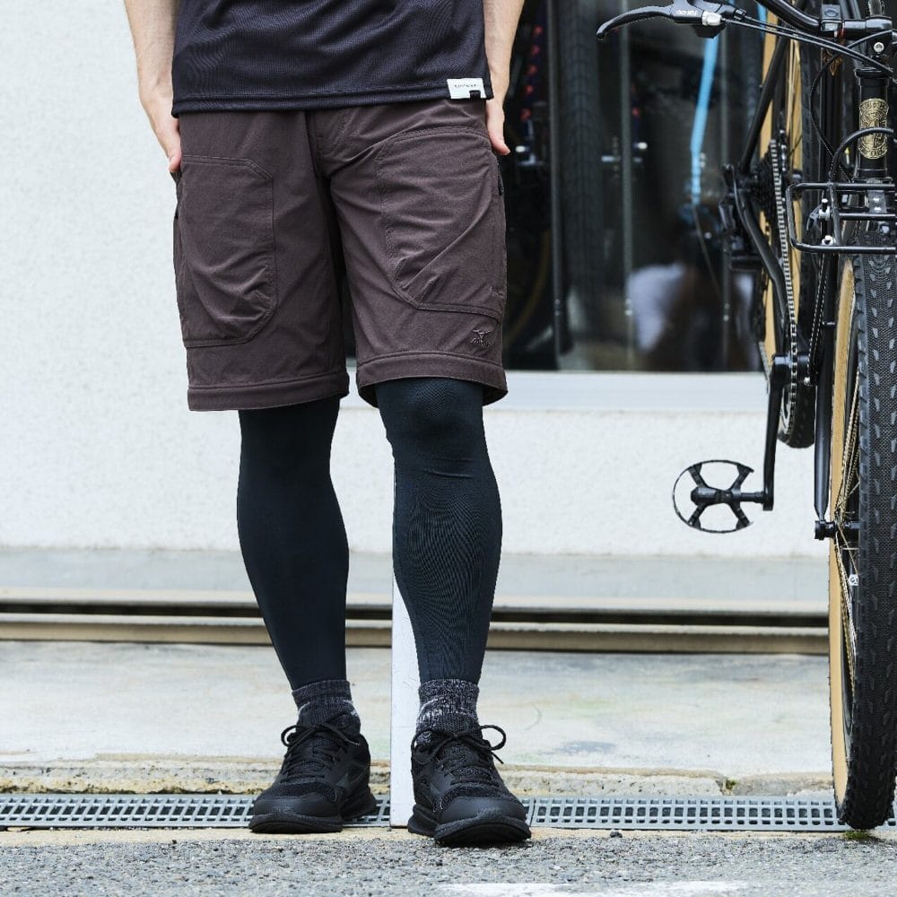 膝周りのファスナーをぐるりと外すだけで、フルレングスからショートパンツへと一瞬でスタイルチェンジ