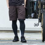 膝周りのファスナーをぐるりと外すだけで、フルレングスからショートパンツへと一瞬でスタイルチェンジ