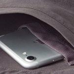 ポケット内部にはスマートフォンなどを収納できるインポケットも