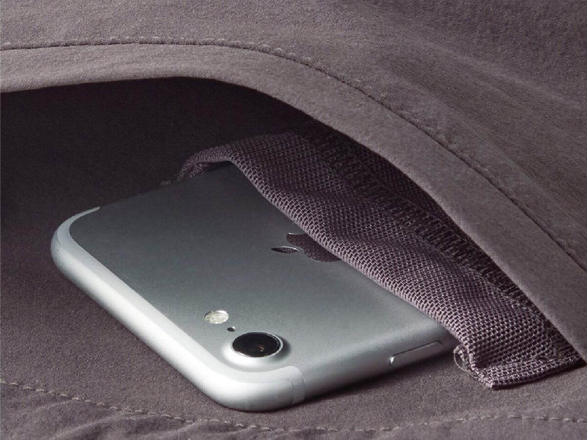 ポケット内部にはスマートフォンなどを収納できるインポケットも