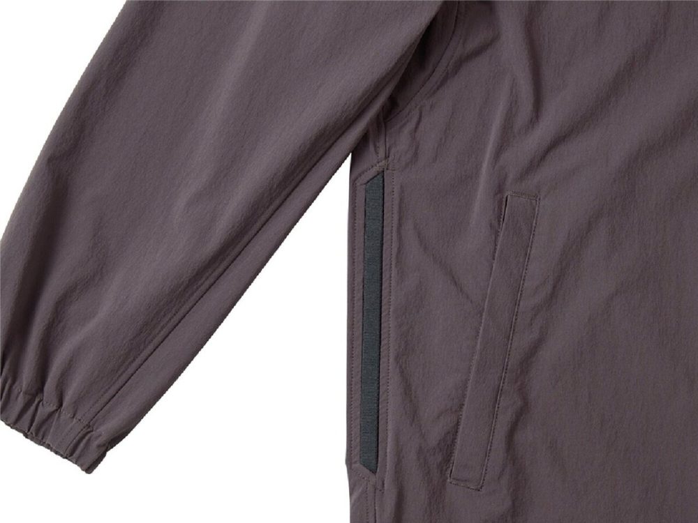 脇下にはメッシュテープを用いたベンチレーション機能を備え、通気性をしっかり確保