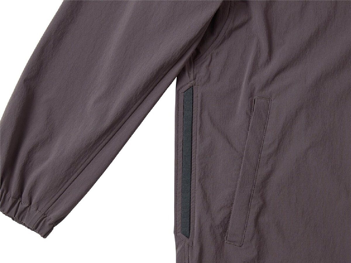 脇下にはメッシュテープを用いたベンチレーション機能を備え、通気性をしっかり確保