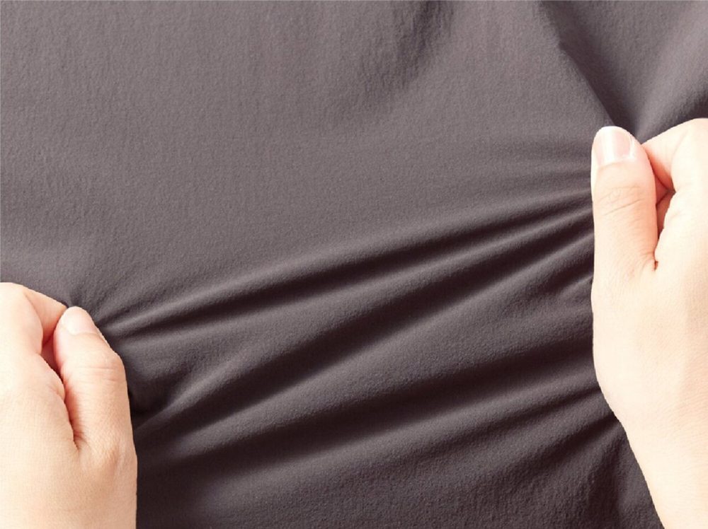 メイン生地には、高い強度を誇る「CORDURA®（コーデュラ）2WAYストレッチ素材」を採用
