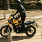 第1位　「街もツーリングもオフロードも！」普通二輪で乗れる万能モデル、SUVスタイルをまとうトライアンフ新型“SCRAMBLER 400XC”に注目