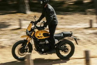 「普通二輪で乗れる」トライアンフの新型SCRAMBLER 400XC、スズキの“街乗り最強”スクーターほか【バイクの人気記事ランキングベスト3】（2025年9月版）