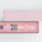 デザインの魅力を引き立てる異なる仕様の特製ボックスが付属