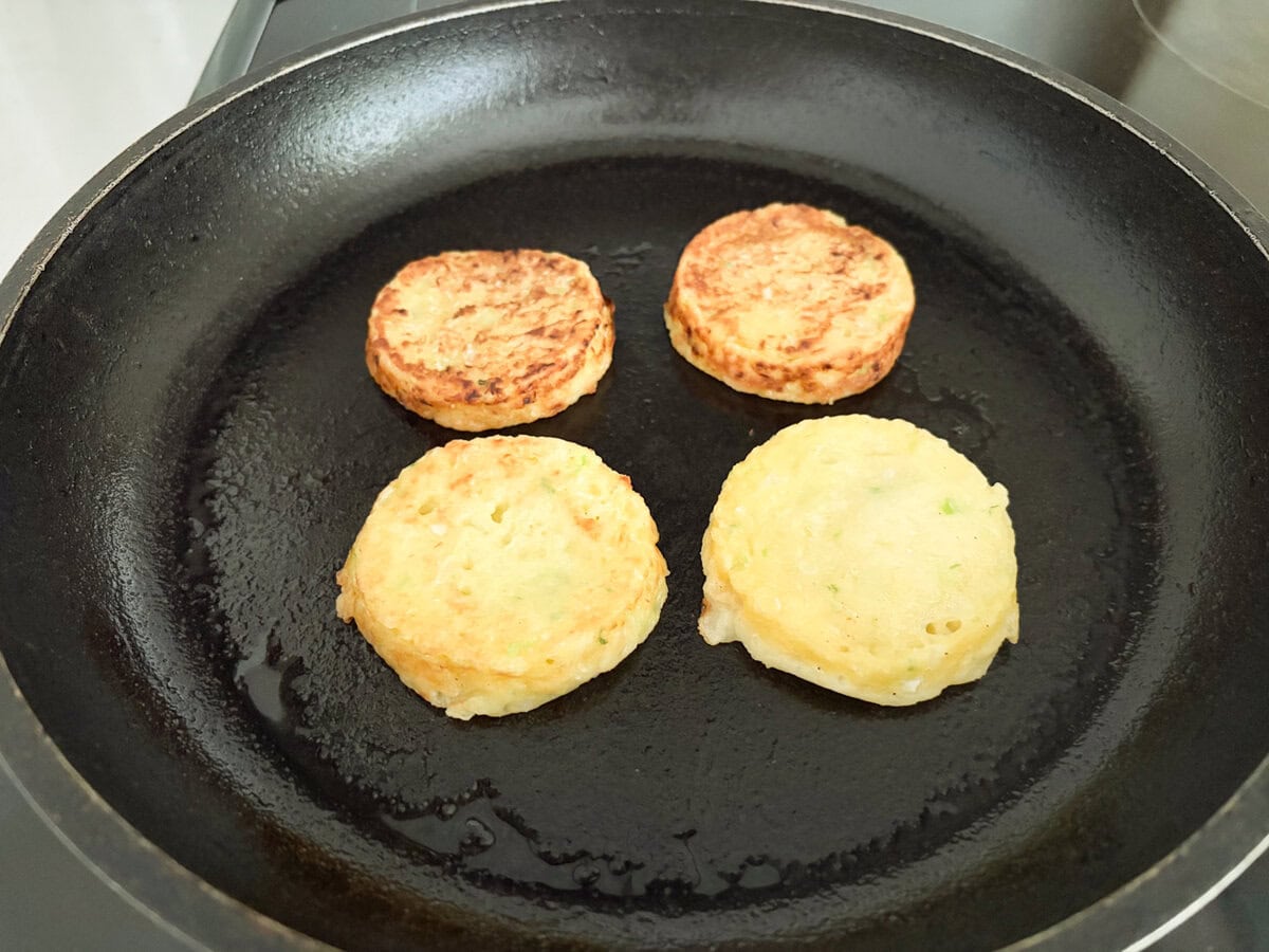 焼き上がりにムラがあるので、レンチン後にフライパンで軽く焼き直して焦げ目をつけてほうが統一感のある味わいになるのかも……