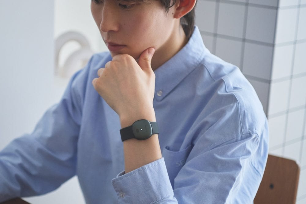 クリアな録音を実現する高精度ノイズキャンセリングマイクを搭載したウェアラブル音声AI 「Mori」