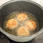 凍ったままの商品を170℃の油で約2分30秒揚げるだけの超時短調理。でも油の後処理がちょっと面倒かも……
