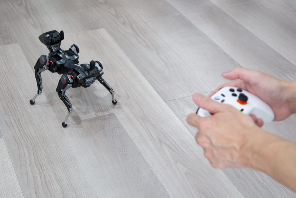 オプションの専用コントローラーを使えばまるでゲームキャラクターを動かすようにコントロールできたりもするのです