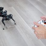 オプションの専用コントローラーを使えばまるでゲームキャラクターを動かすようにコントロールできたりもするのです