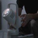 広い壁がなくとも、天井などのデッドスペースに投影できる
