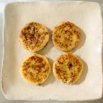 「キャベツたっぷり!ミニお好み焼」をフライパンで軽く焼き直すとこんな感じに仕上がります